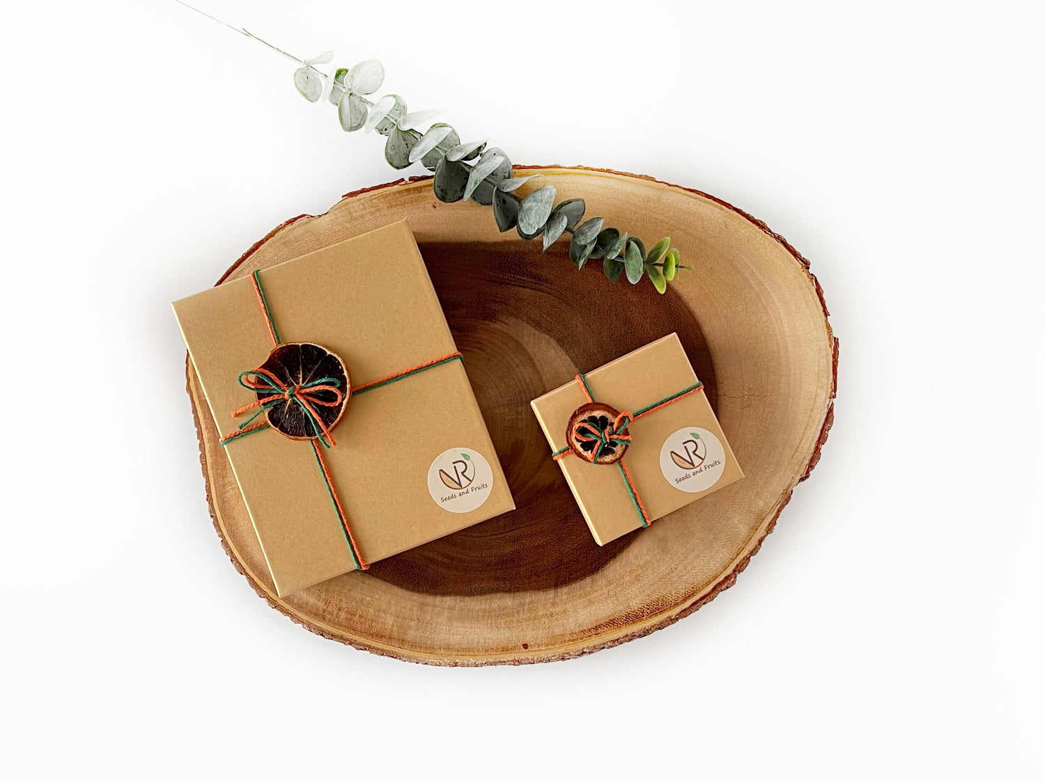 Your VR experience begins at the right moment you receive your product in a carefully and beautifully wrapped box with a scented and dehydrated fruit on top that gives an extra special touch to every order we deliver.