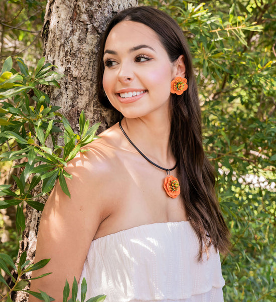 Cocktail of vibrant, fresh and delicate colors that contrast with the small melon seeds delicately painted by hand, giving a special touch to each of the pieces that evoke the immensity of nature, turning this collection into versatile and unique jewels.