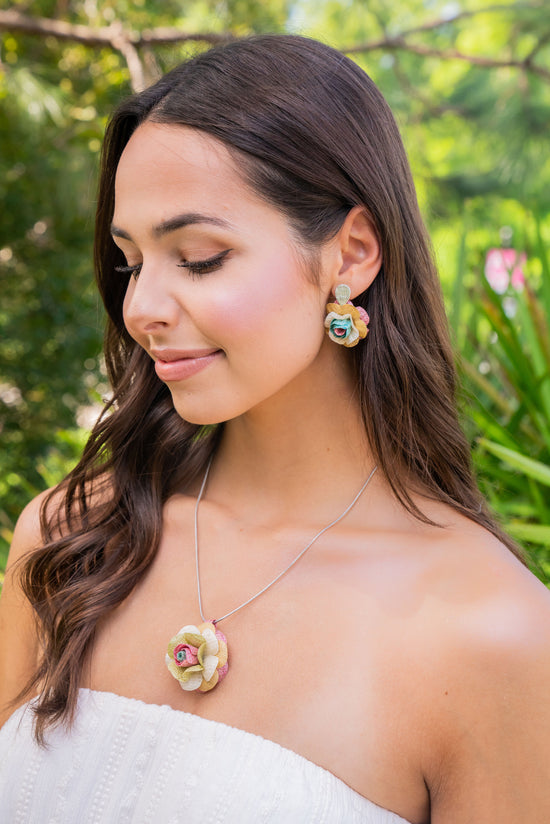 Sunrise collection: Who can resist the beauty of a flower? Our Sunrise Collection brings the magic that surrounds the most beautiful sunrises. That moment where many flowers open their colorful and delicate petals giving off their subtlest aroma.